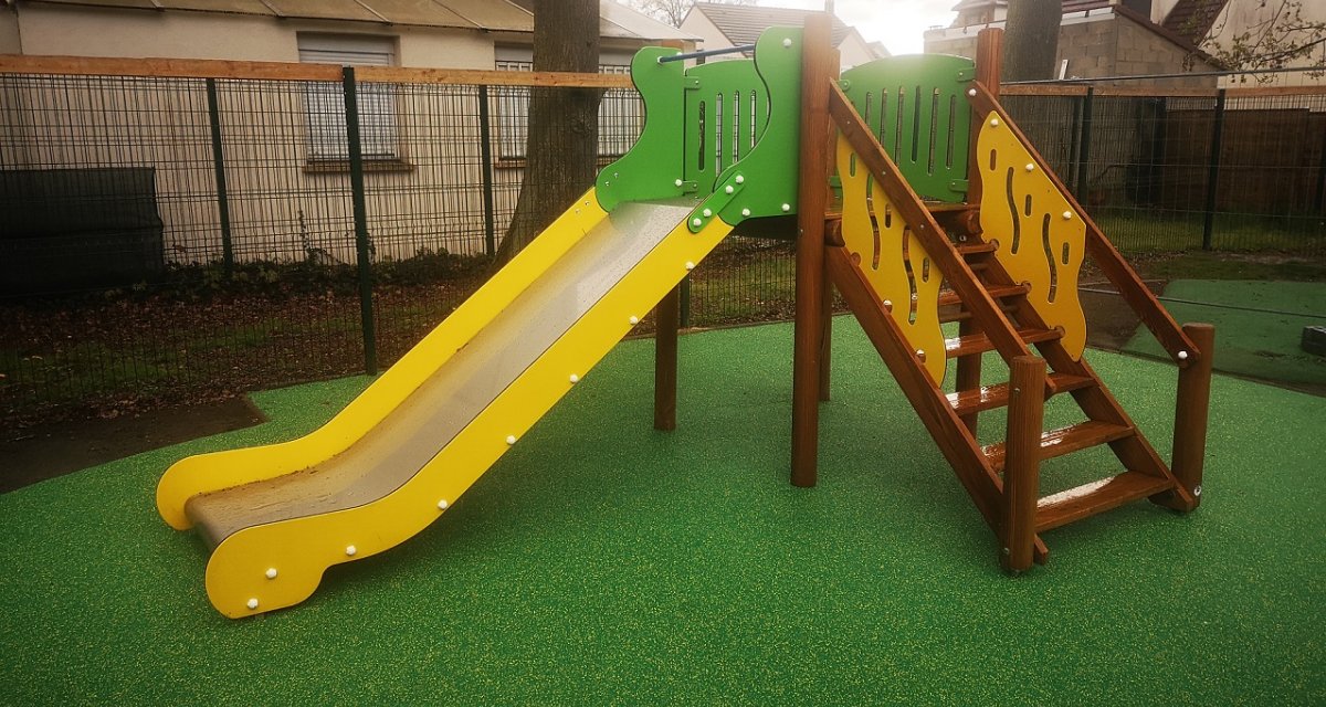 Aire de jeux toboggan jaune