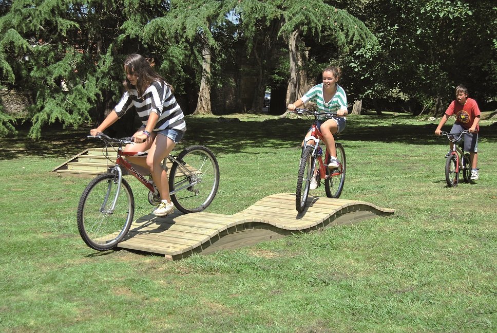 Parcours pour circuit vélo VTT pour enfants et adultes a installer sur terrain en herbe