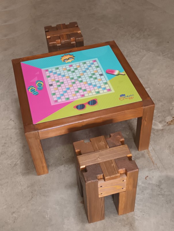 Table basse en bois avec plateau de jeu intégré, le jeu Lettres et