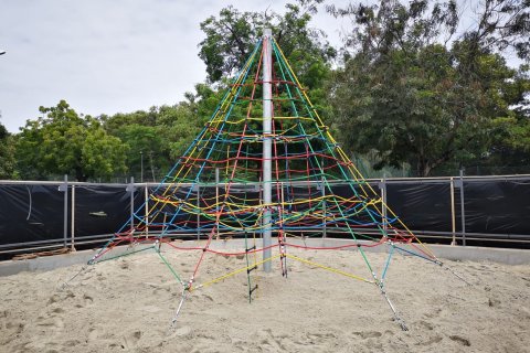 Aire de jeux Pyramide de cordes d’hauteur 4.50 M avec mat central en acier galvanisé à chaud pour enfants 3 ans et +