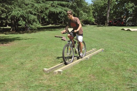 Parcours pour circuit vélo VTT pour enfants et adultes a installer sur terrain en herbe