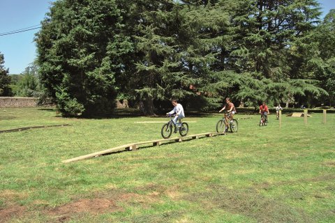 Parcours pour circuit vélo VTT pour enfants et adultes a installer sur terrain en herbe