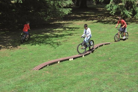 Parcours pour circuit vélo VTT pour enfants et adultes a installer sur terrain en herbe
