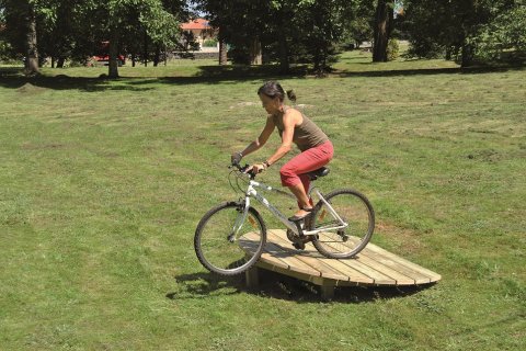 Parcours pour circuit vélo VTT pour enfants et adultes a installer sur terrain en herbe