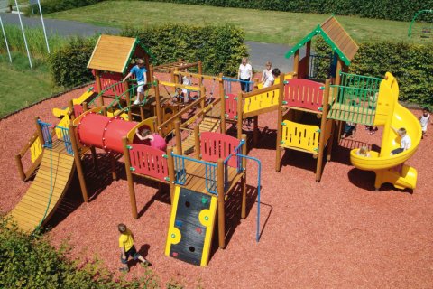 Structures combinées multi-activités avec double toboggan