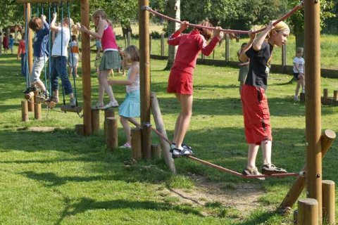 Parcours d'aventure en bois type A pour enfants de 4 à 15 ans 30 pas de géants en chêne Diam. 14 / 90 cm