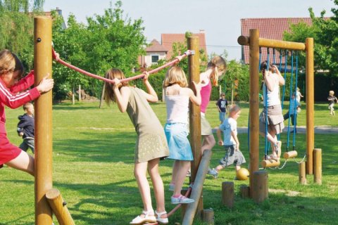 Parcours d'aventure en bois type B pour enfants de 4 à 15 ans avec 10 pas de géants en chêne de diamètre 14 cm / 90 cm