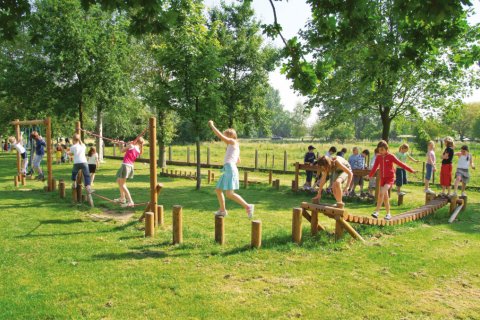 Parcours d'aventure en bois type B pour enfants de 4 à 15 ans avec 10 pas de géants en chêne de diamètre 14 cm / 90 cm