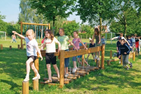 Parcours d'aventure en bois type C pour enfants de 4 à 15 ans avec 10 pas de géant en chêne de diamètre 14 cm / 90 cm de Lg.