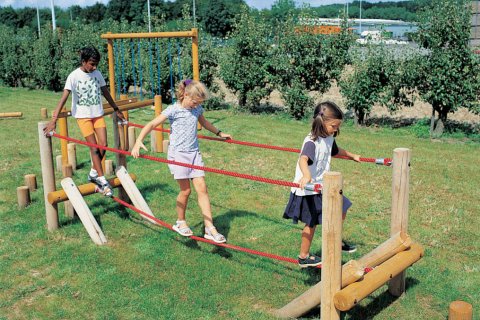 Parcours d'aventure en bois type C pour enfants de 4 à 15 ans avec 10 pas de géant en chêne de diamètre 14 cm / 90 cm de Lg.
