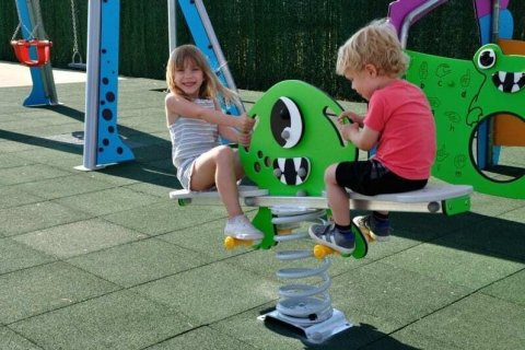 Jeu à ressort deux places Spooky le Cyclope pour enfants de 1-9 ans