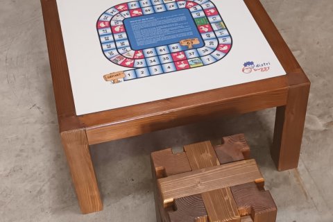 Table basse en bois avec plateau de jeu intégré, le jeu de l'Oie