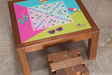Table basse en bois avec plateau de jeu intégré, le jeu Lettres et Mots