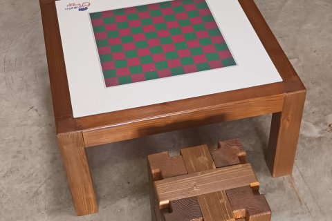 Table basse en bois avec plateau de jeu intégré, le jeu de Dames