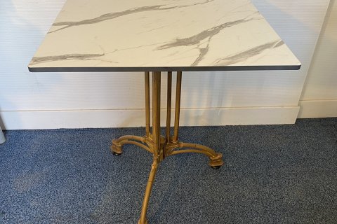 Table carrée pour bar 60 x 60 cm style marbre en matière HPL