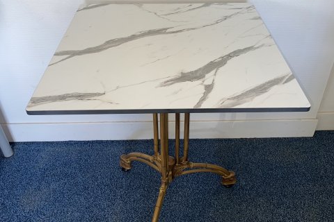 Table carrée 60 x 60 cm pour bar matière HPL pieds métal 3 branches