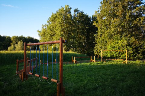 Parcours d'aventure en bois type C pour enfants de 4 à 15 ans avec 10 pas de géant en chêne de diamètre 14 cm / 90 cm de Lg.