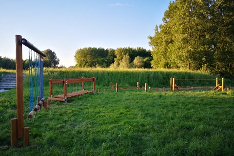Parcours d'aventure en bois type C pour enfants de 4 à 15 ans avec 10 pas de géant en chêne de diamètre 14 cm / 90 cm de Lg.