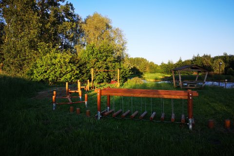 Parcours d'aventure en bois type C pour enfants de 4 à 15 ans avec 10 pas de géant en chêne de diamètre 14 cm / 90 cm de Lg.