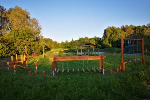Parcours d'aventure en bois type C pour enfants de 4 à 15 ans avec 10 pas de géant en chêne de diamètre 14 cm / 90 cm de Lg.