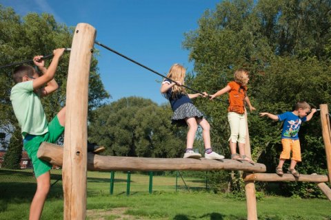 Jeux de force et equilibre en bois de Robinier Nid de Cygogne
