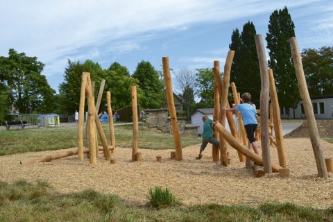 Jeux de force et equilibre en bois de Robinier Nid de Cygogne