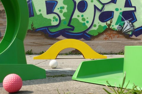 Set Minigolf Professionnel avec 13 obstacles, 2 minigolf clubs, 4 balles de golf et 1 carnet de score