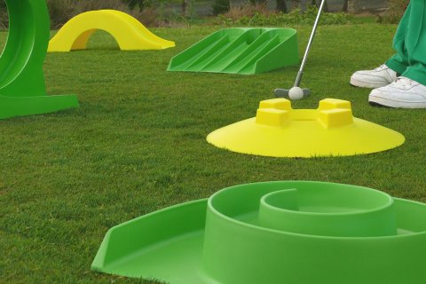 Set Minigolf Professionnel avec 13 obstacles, 2 minigolf clubs, 4 balles de golf et 1 carnet de score