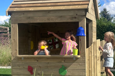 Boutique en bois imprégné pour petits enfants