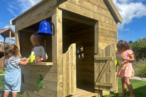 Boutique en bois imprégné pour petits enfants