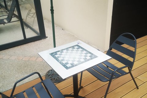 Table de jeux d'échec en acier et HPL pour espaces intérieurs et extérieurs