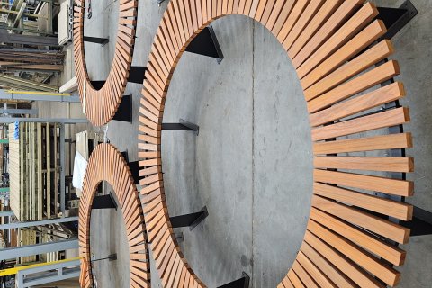 Banc circulaire en bois dur et piètement métal