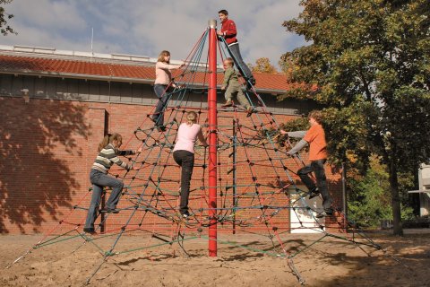 Aire de jeux Pyramide de cordes d’hauteur 4.50 M avec mat central en acier galvanisé à chaud pour enfants 3 ans et +