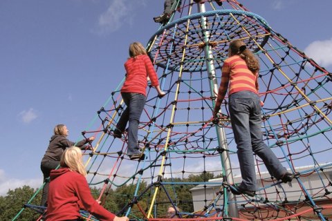 Aire de jeux Double Pyramide de cordes d’hauteur 4.50 M avec 2 mats centraux en acier galvanisé à chaud pour enfants 6 ans et +