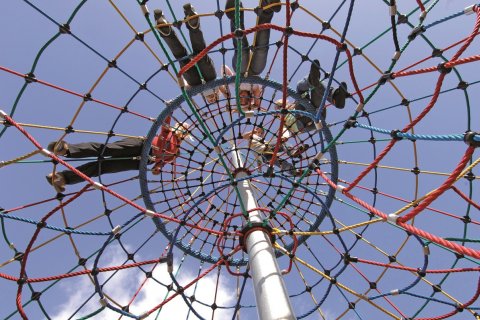 Aire de jeux Grande Pyramide de cordes haut. 7.50 M avec mat central en acier galvanisé à chaud pour enfants 6 ans et +