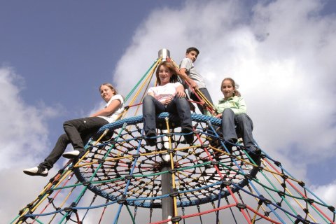 Aire de jeux Grande Pyramide de cordes haut. 7.50 M avec mat central en acier galvanisé à chaud pour enfants 6 ans et +